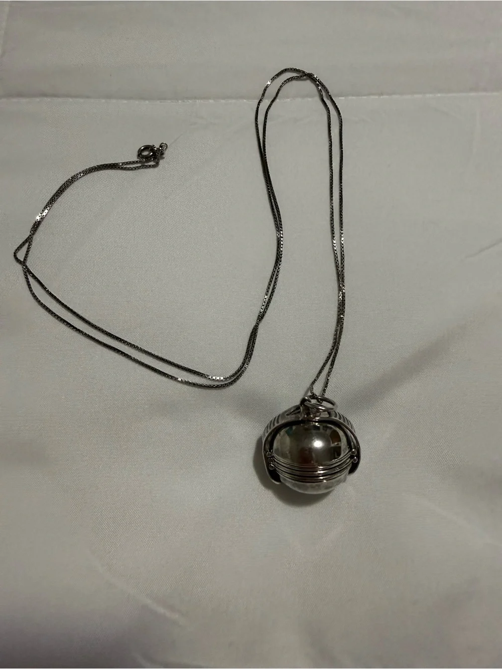 Vintage 925 Sterling Silver Expanding Sphere photo locket Necklace- 5 photo ball